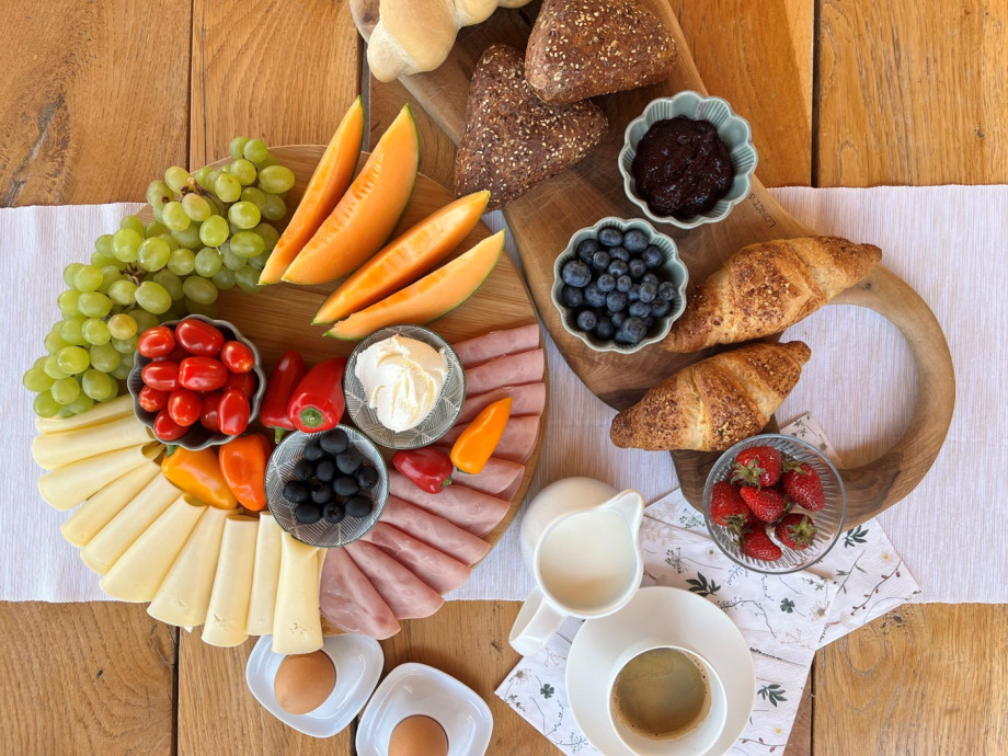 Our delightful owners are thrilled to prepare a delicious breakfast for you and deliver it to you in a basket - just like the one in the picture. All this for a fee of 20 EUR per person.