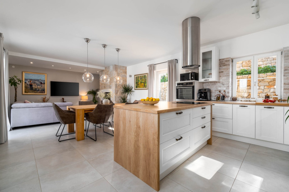 The GROUND floor offers a very comfortable and air-conditioned living area with a fully equipped kitchen.