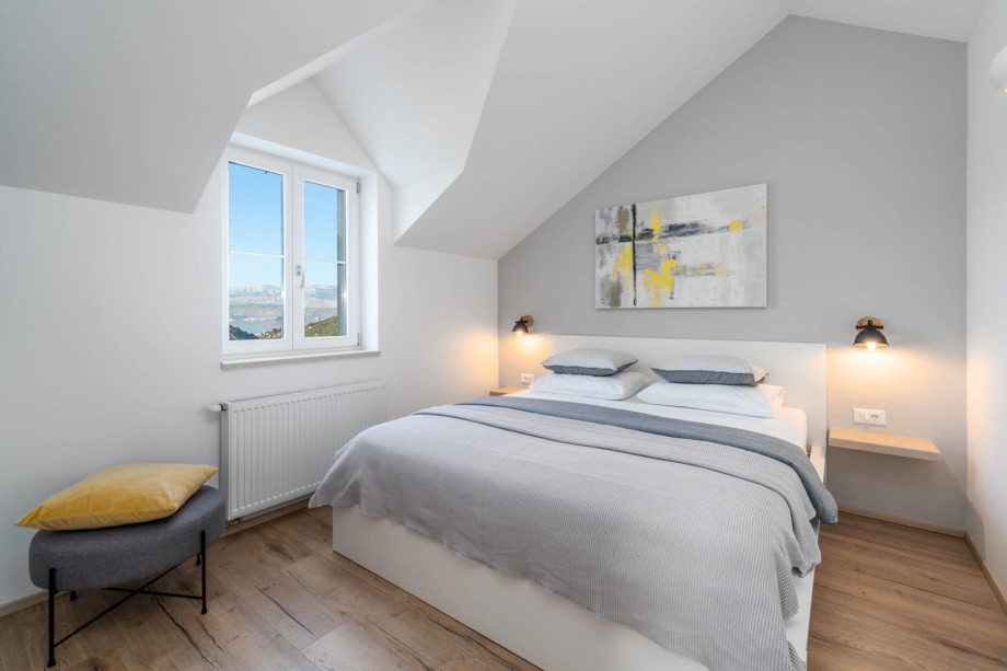 Bedroom No3 (12,3sqm) with king size bed 180cm x200cm, air-conditioning, and a TV.