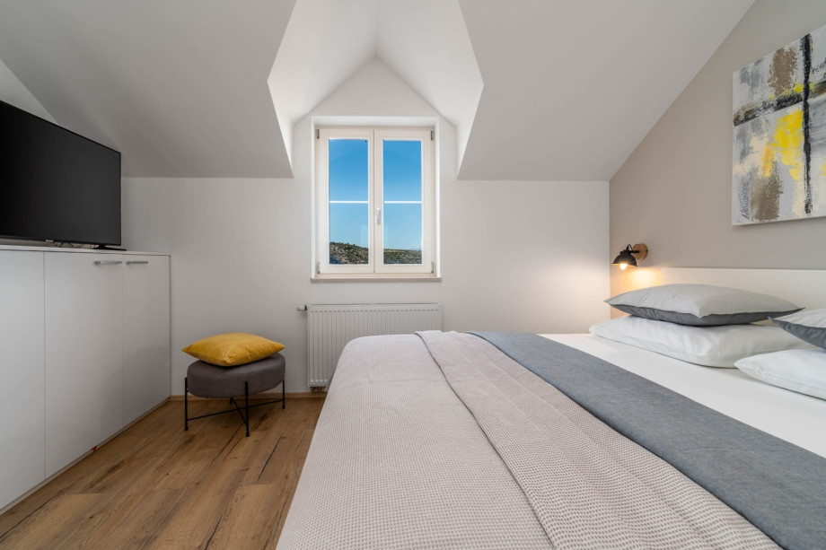 Bedroom No3 (12,3sqm) with king size bed 180cm x200cm, and  a sea view.