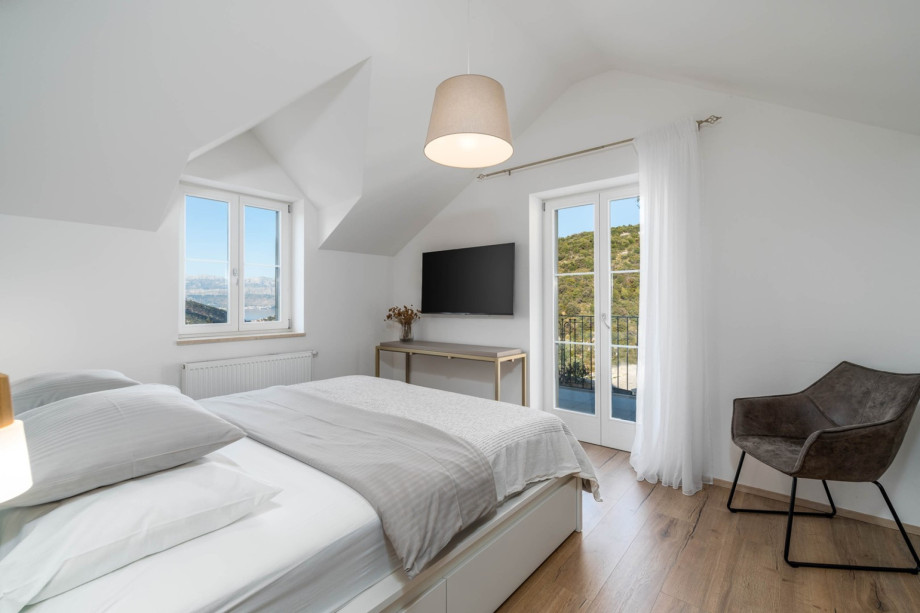 Bedroom No4 (13,2sqm) with king size bed 180cm x 200cm, air-conditioning, a TV, and a balcony.