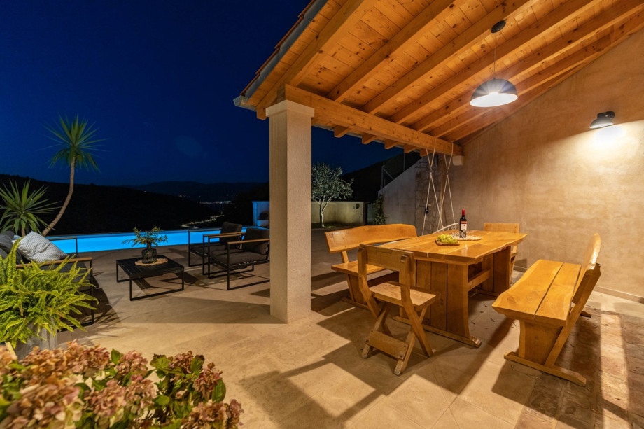 Covered dining area, with magnificent views of the pool and the valley.