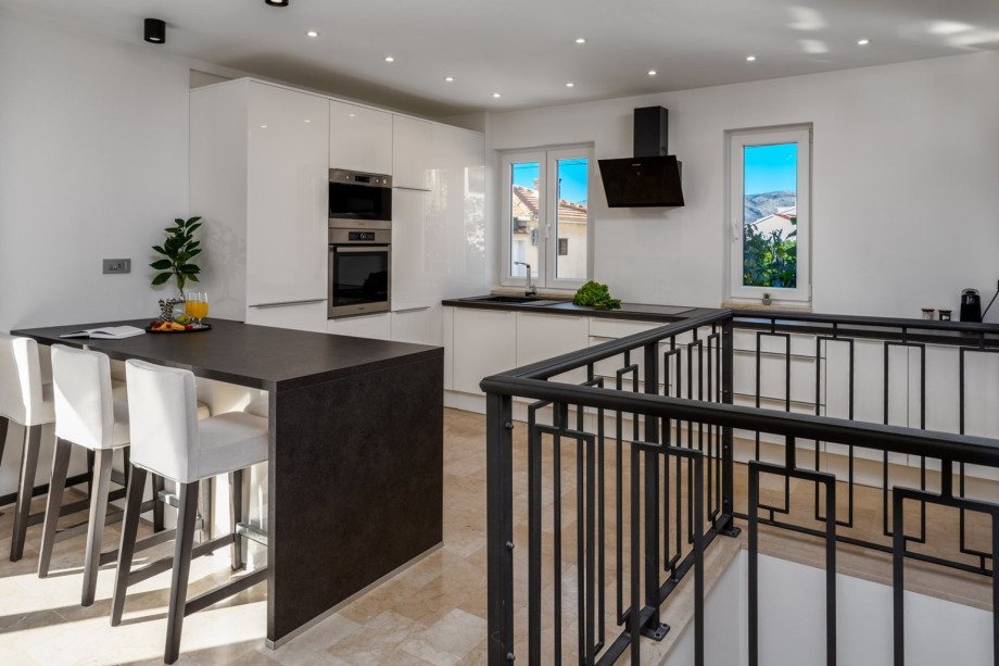 Fully equipped kitchen with a kitchen island , sunny and bright.