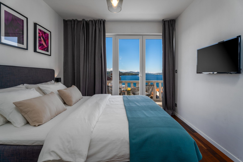 Bedroom No2 (11,5sqm) with a queen size bed 160cm x 200cm.