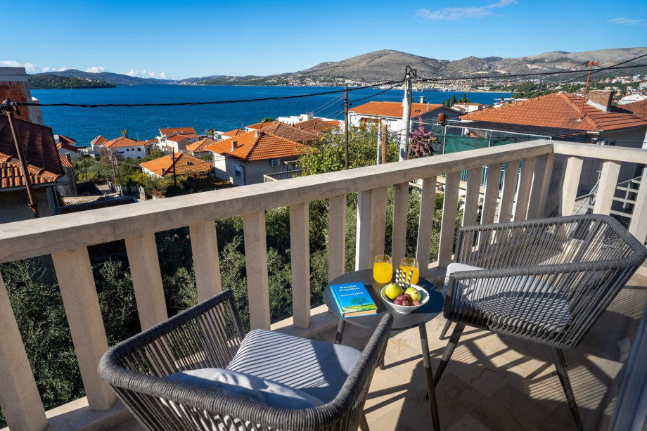 The small table and two chairs to enjoy a jus, and sea view.