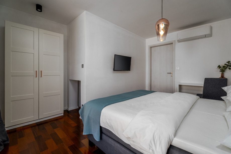 Bedroom No4  with a en-suite bathroom , the views are on the parking lot and the garden.