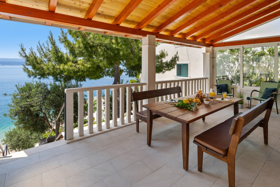 Covered terrace with an outdoor dining area.