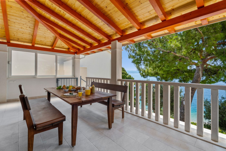 Covered terrace with an outdoor dining area.