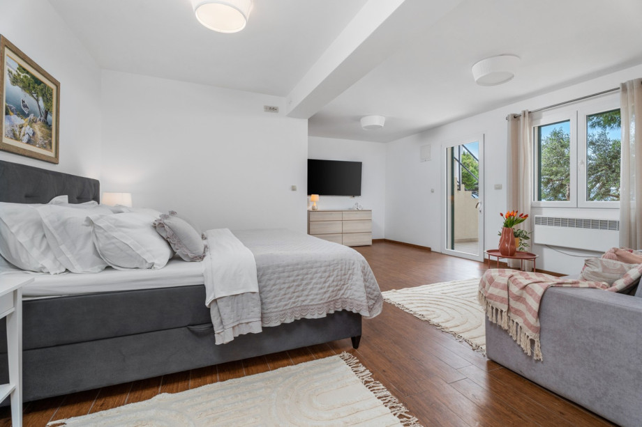 The bedroom area (ground floor) offers a king size bed 180cm x 200cm.