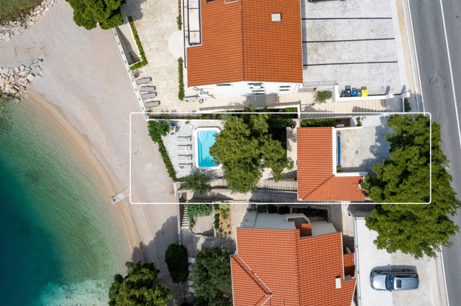 A private approach directly on the beach (small, pleasant pebbles)