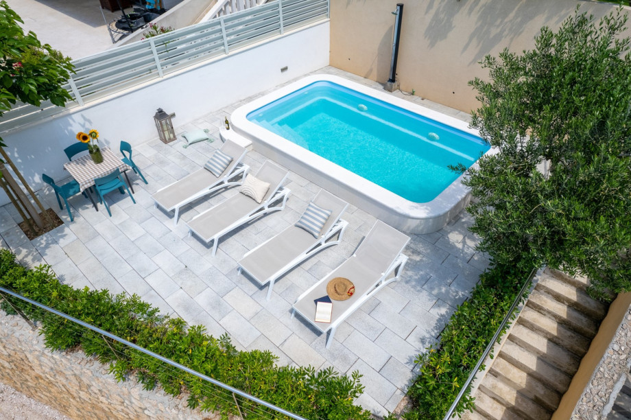 A private and heated swimming pool 5,2m x 3m with the no-Chlorine system