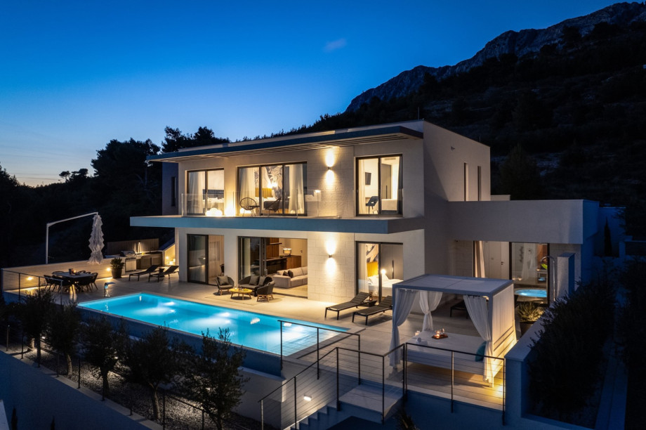 The luxury and contemporary architectural design of Villa Andoris, with 300sqm of a living area, is perched above Duce village on a 610 sqm fenced plot.