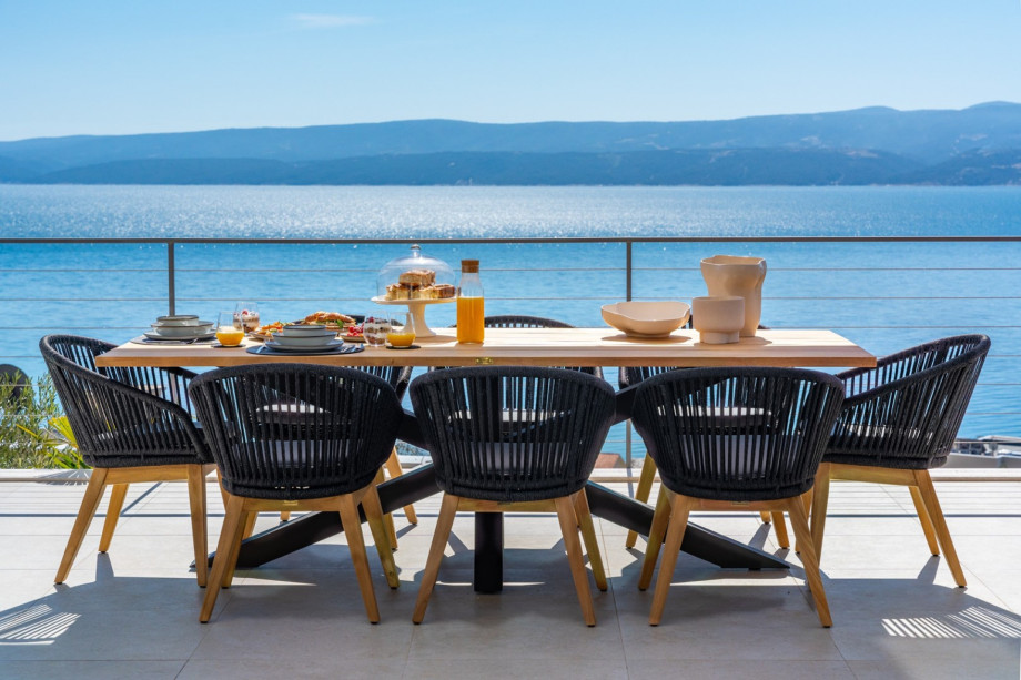 Villa Andoris offers an outdoor dining area with magnificent sea views.