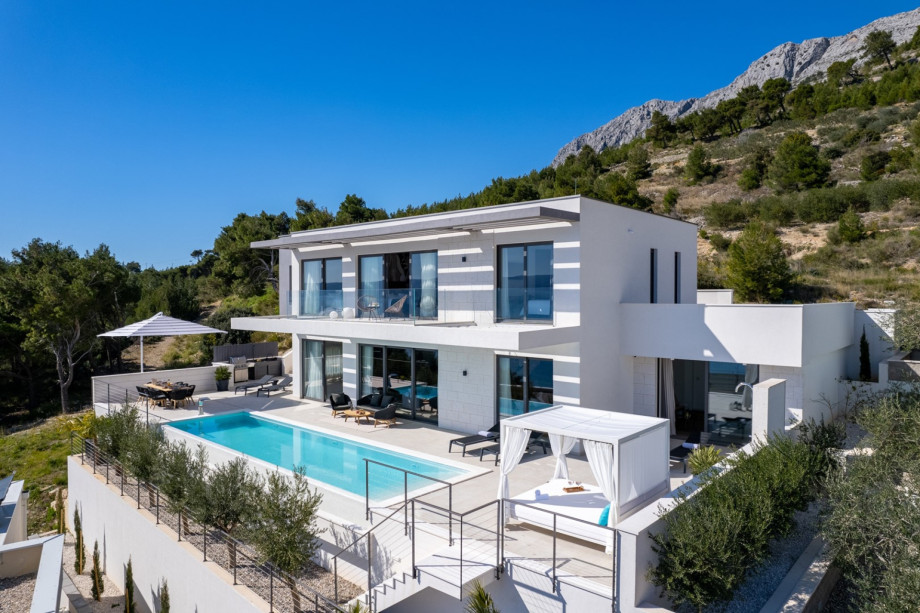 Daikin heating, cooling, and hot water solution that combines renewable and traditional energy sources, as an efficient and green solution.