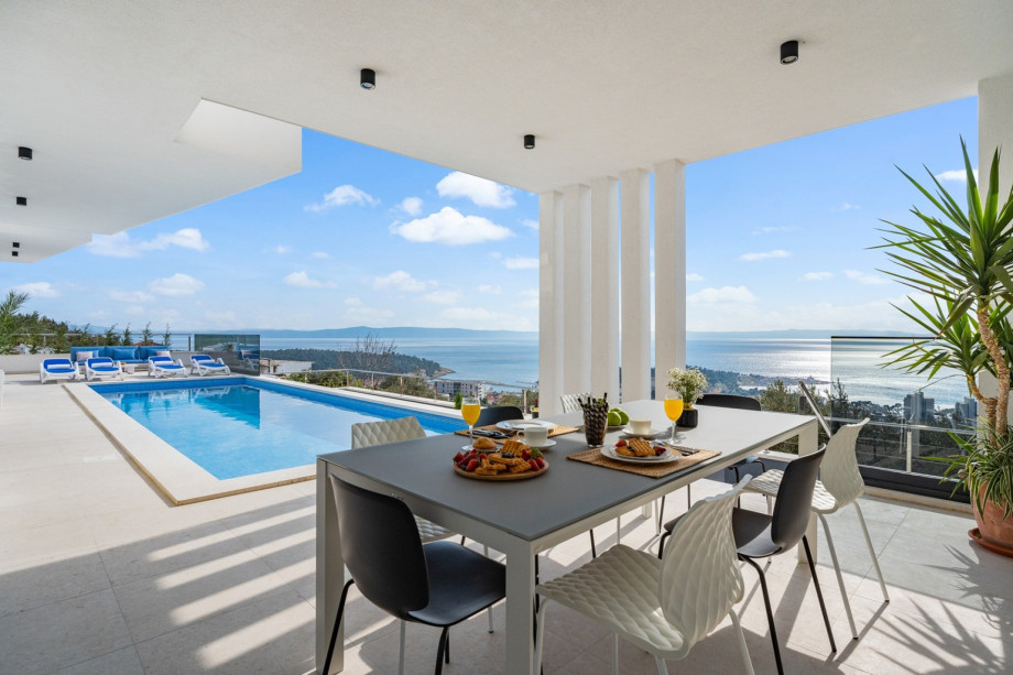 Heated 39sqm private pool, a Gym, 4 en-suite bedrooms with sea views, 1,2km from the beach and Makarska center