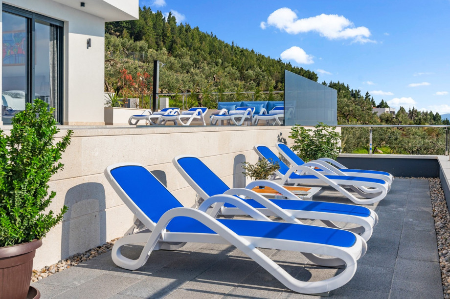 In a separate sundeck area, there are an additional 4 deck chairs.