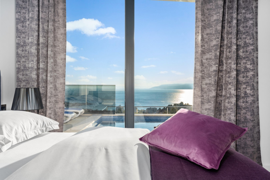 Bedroom No. 1 with a sea view, an  A/C, and an en-suite bathroom.