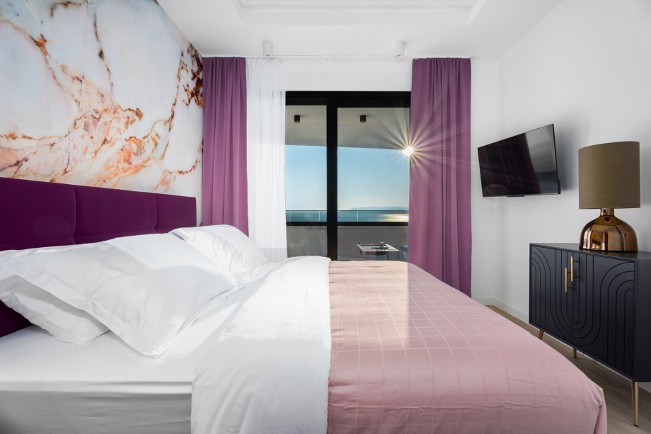 Bedroom No. 2 with a sea view, a king-size bed 180cm x 200cm, A/C, TV.