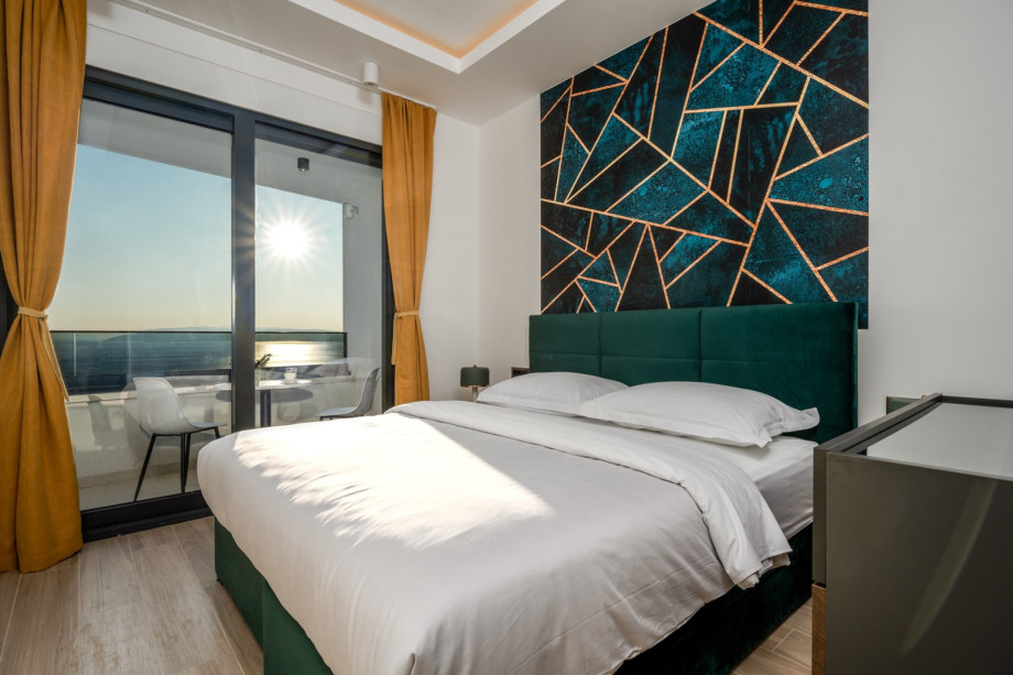 Bedroom No. 3 with a sea view, a king-size bed 180cm x 200cm, A/C, TV.