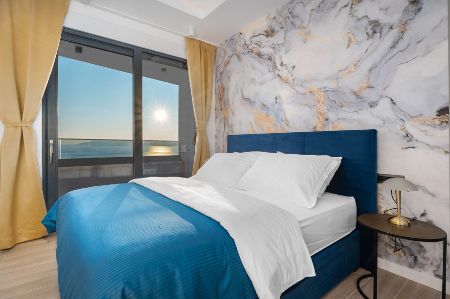 Bedroom No. 4 with a sea view, a king-size bed 180cm x 200cm.