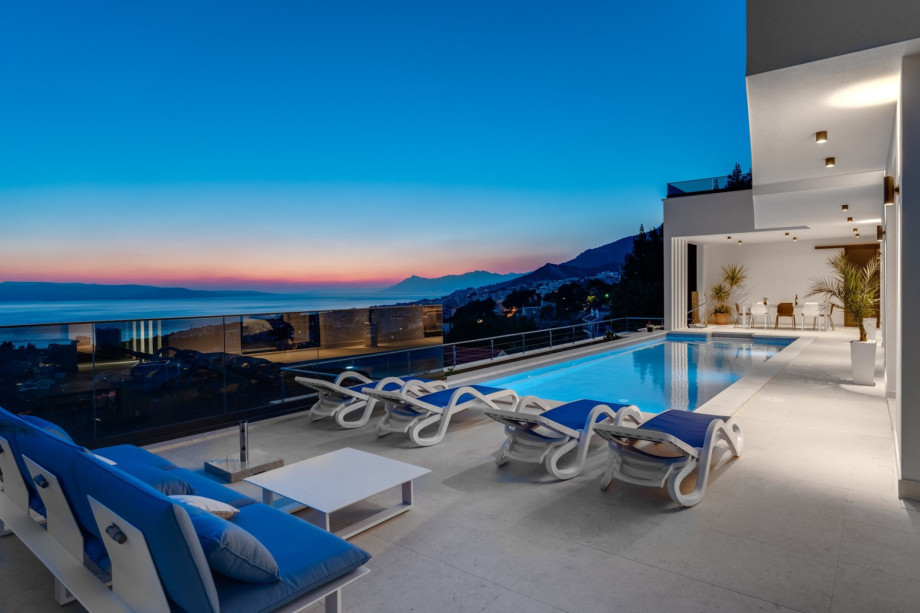 Lovely light settings for cozy and quiet evenings at the pool area