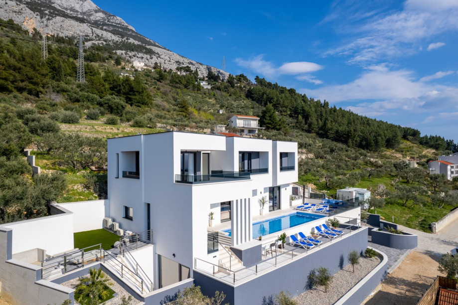 The villa also has a spacious garage with two closed parking spaces.