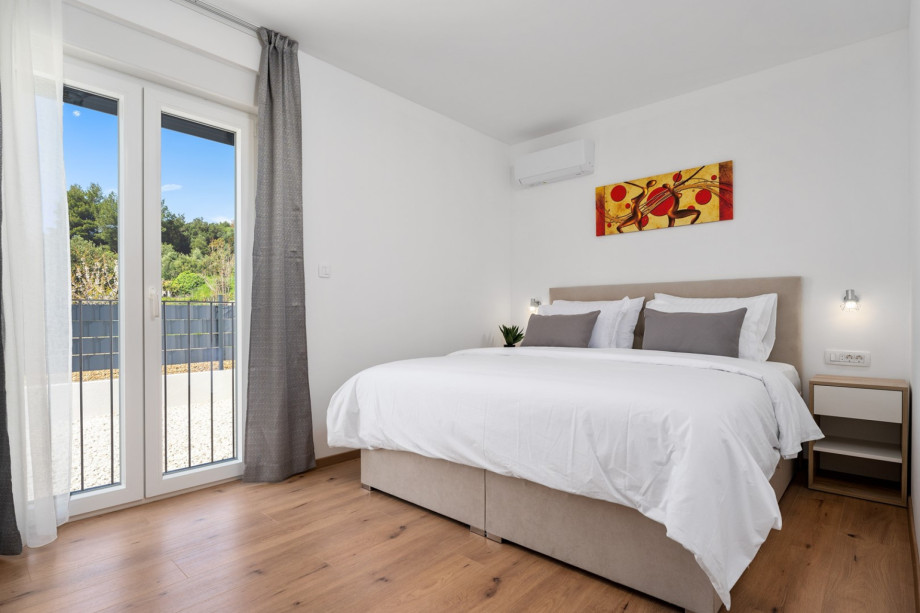 Bedroom NO1 (19,20 sqm) with a king-size bed 180cm x 200cm