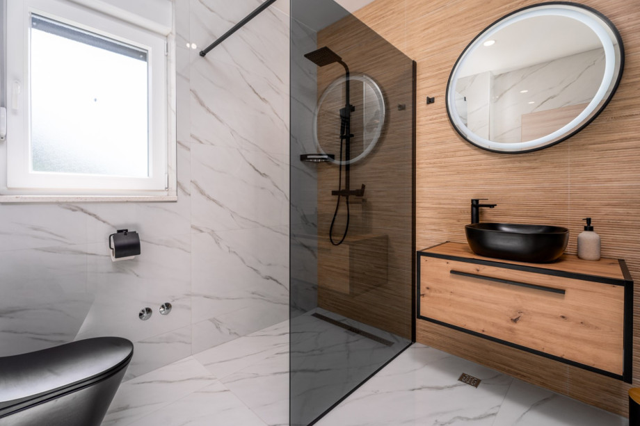 En-suite bathroom with a shower