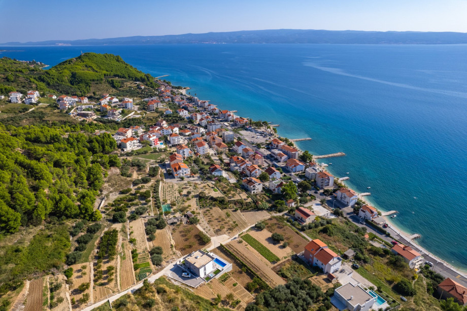 You can enjoy walking the hiking trails or even the free climbing trail for those who are more adventurous