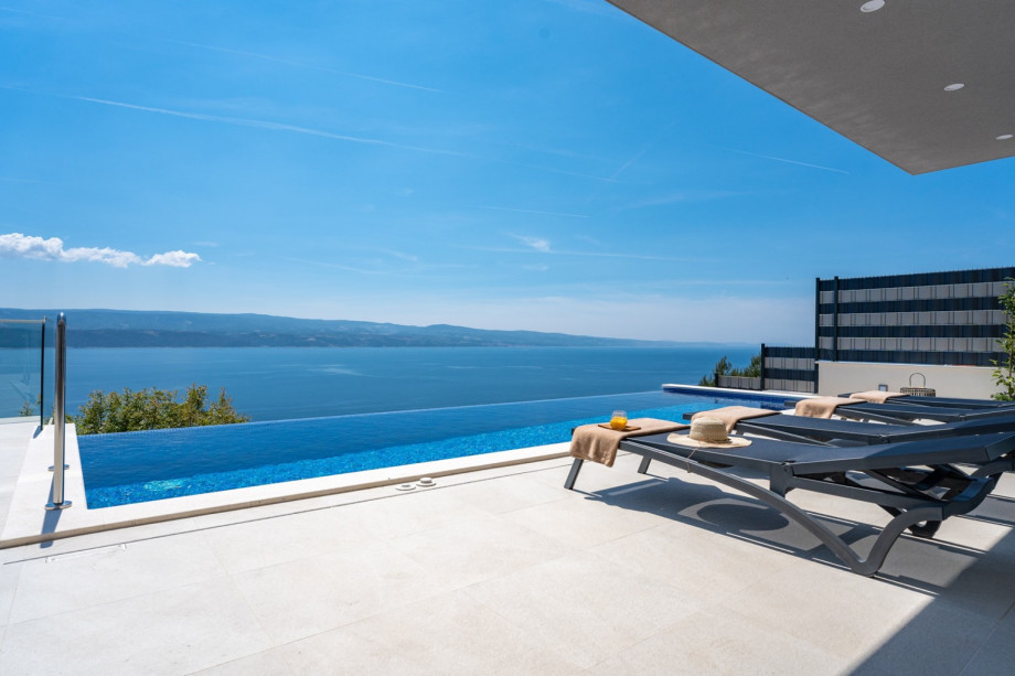 A lounge corner and deck chairs for 10 people