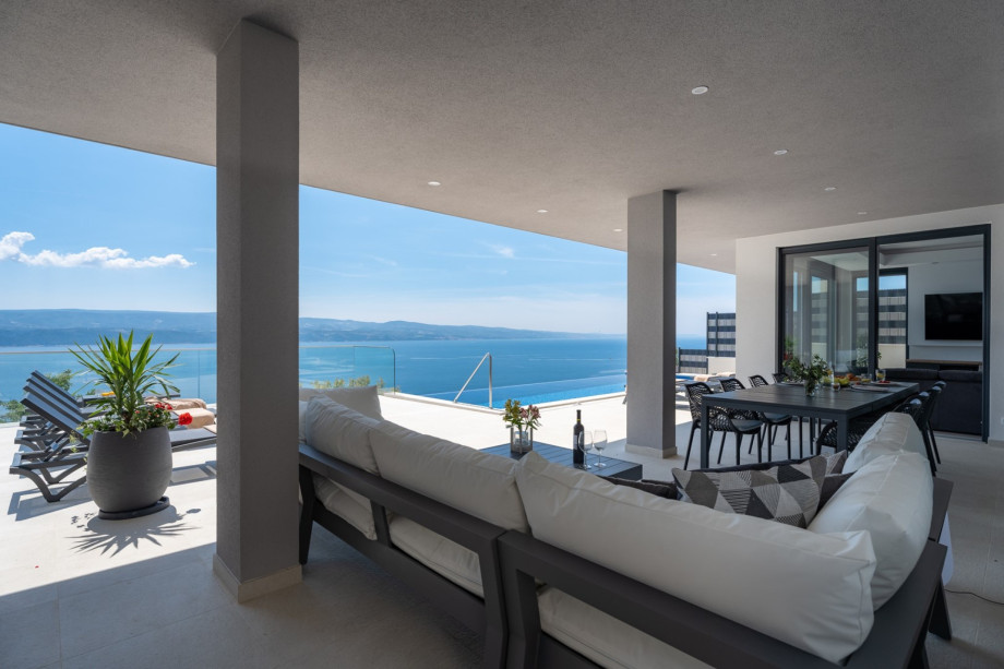 A lounge corner and dining area for 10 people, for special nights with a glass of wine.