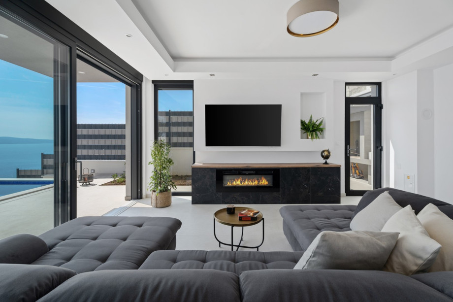 Floor-to-ceiling glass doors ensure that no light is lost, making the living area more inviting