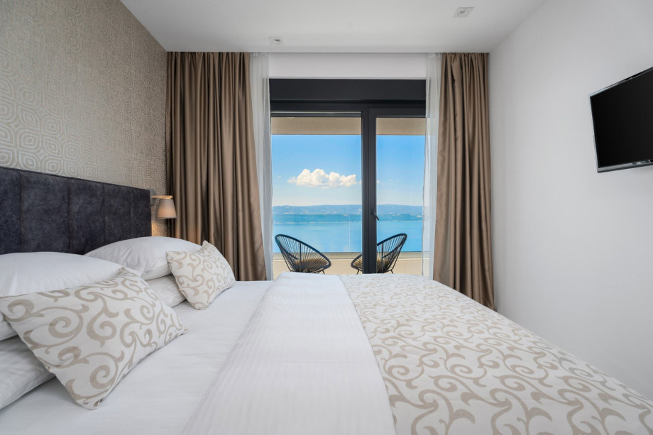 Bedroom NO2 (15,5smq) with a king-size bed 180cmx210cm, A/C, a TV, en-suite bathroom