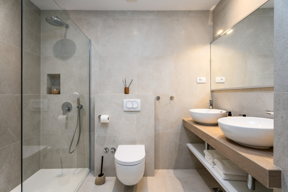 En-suite bathroom (5 sqm) with a shower