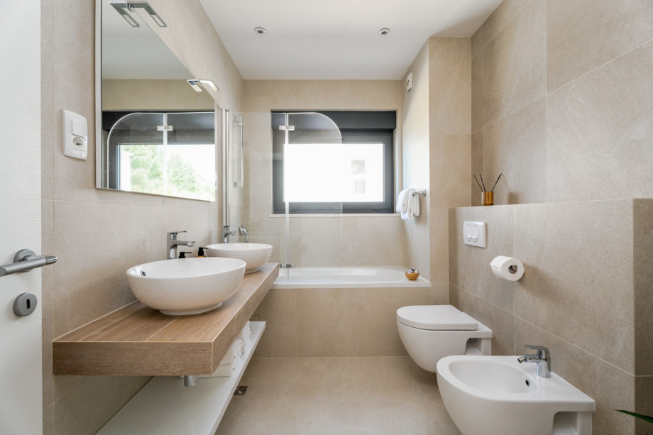 En-suite bathroom (6 sqm) with a bathtub and a bidet