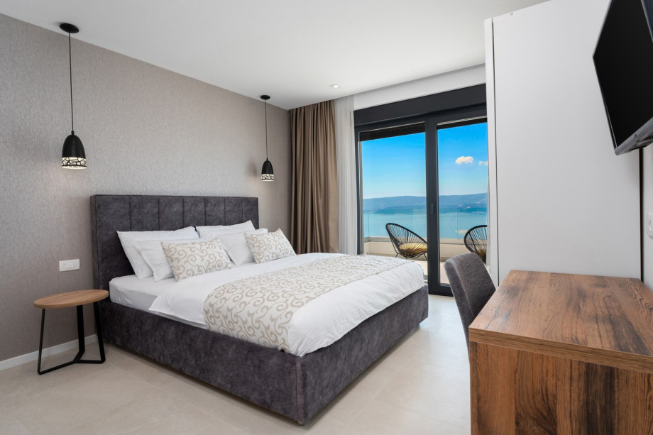 Bedroom NO4 with a king-size bed 180cm x 210cm, A/C, a TV