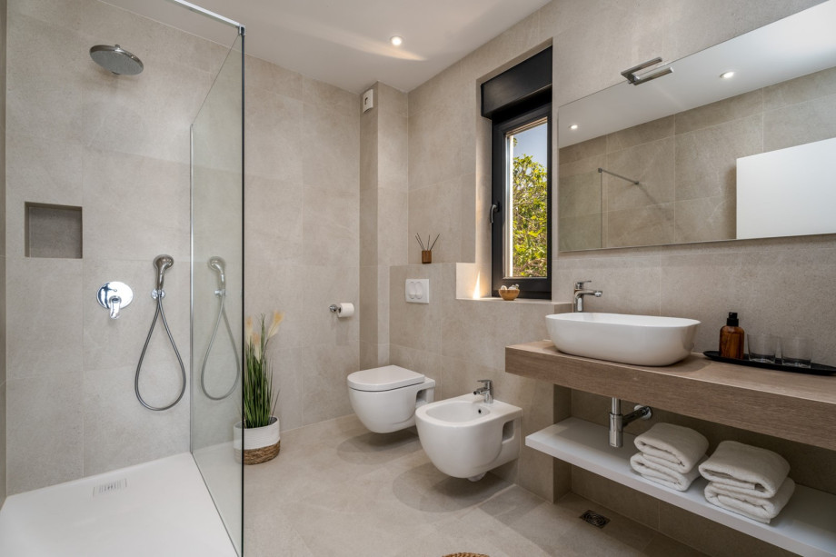 En-suite bathroom (6,3 sqm) with a shower, and a bidet.
