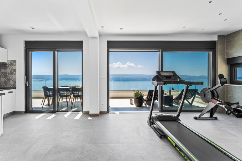 Fitness room (27sqm) with a treadmill and a rowing machine
