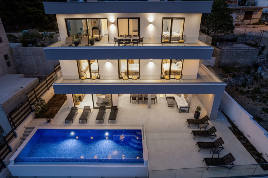 Pool with a Chlorine-Free water system that is gentle and much healthier for your body, it is equipped with Massage jets.