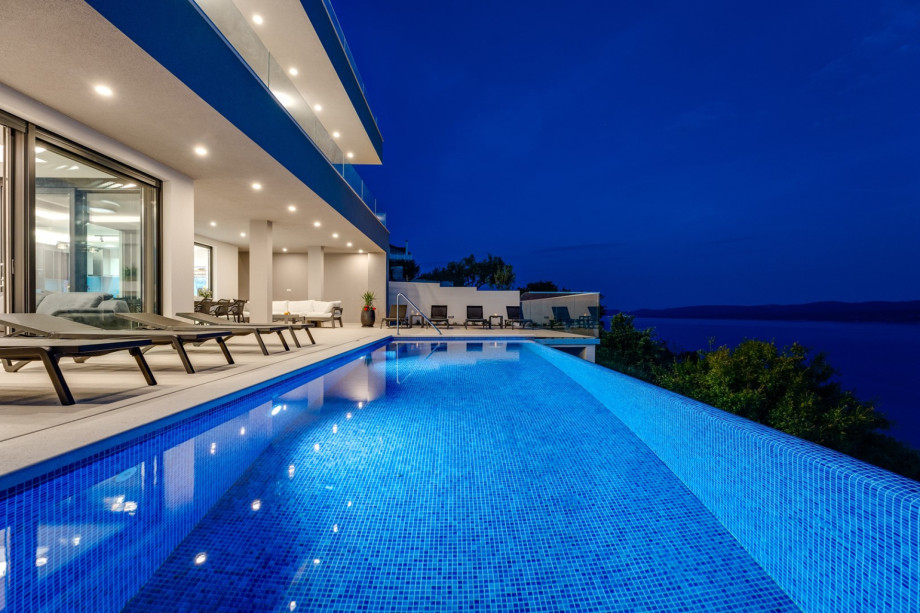 The organization of the lights in the outdoor area gives a great vacation mood.