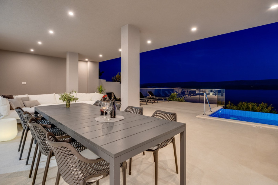 Outdoor dining area, with magnificent views of the sea.