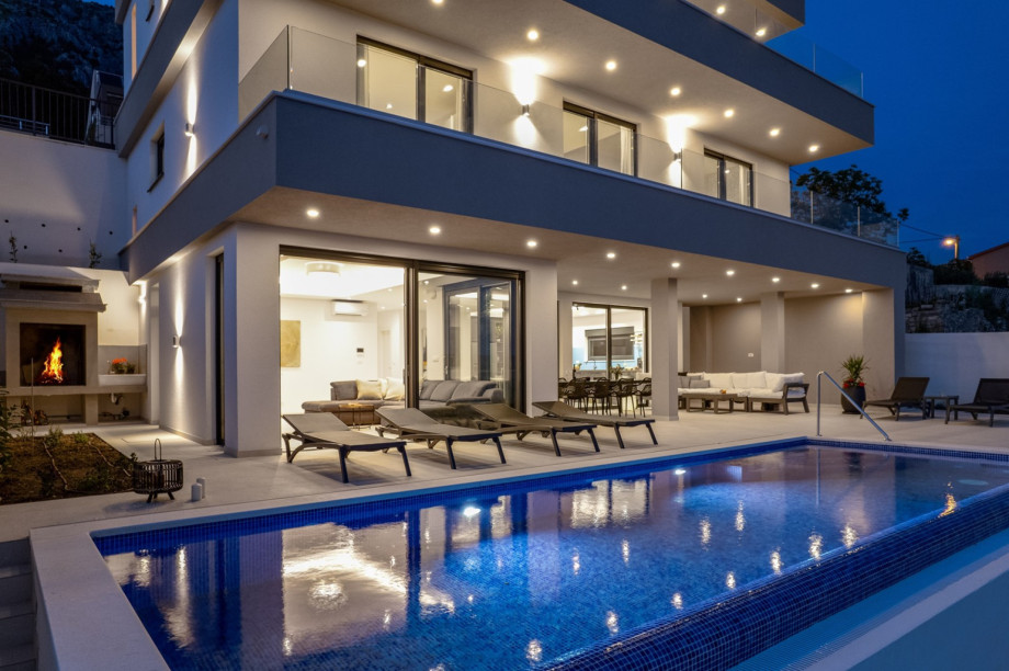 Villa Admira Maria in the evening.