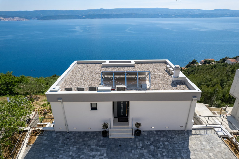 The parking level is connected with all the floors, by the internal staircase