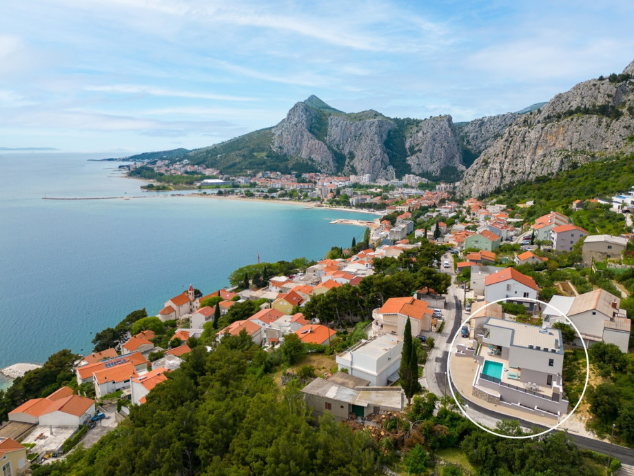 Marked position of the Villa Una in place Borak, into town Omiš.