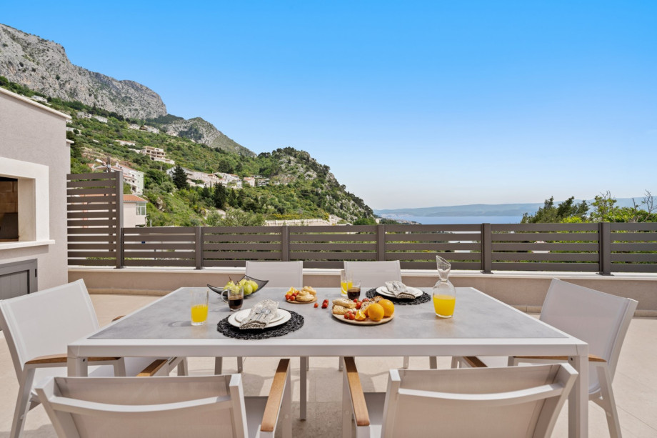 Villa Una offers an outdoor dining area with magnificent sea views.