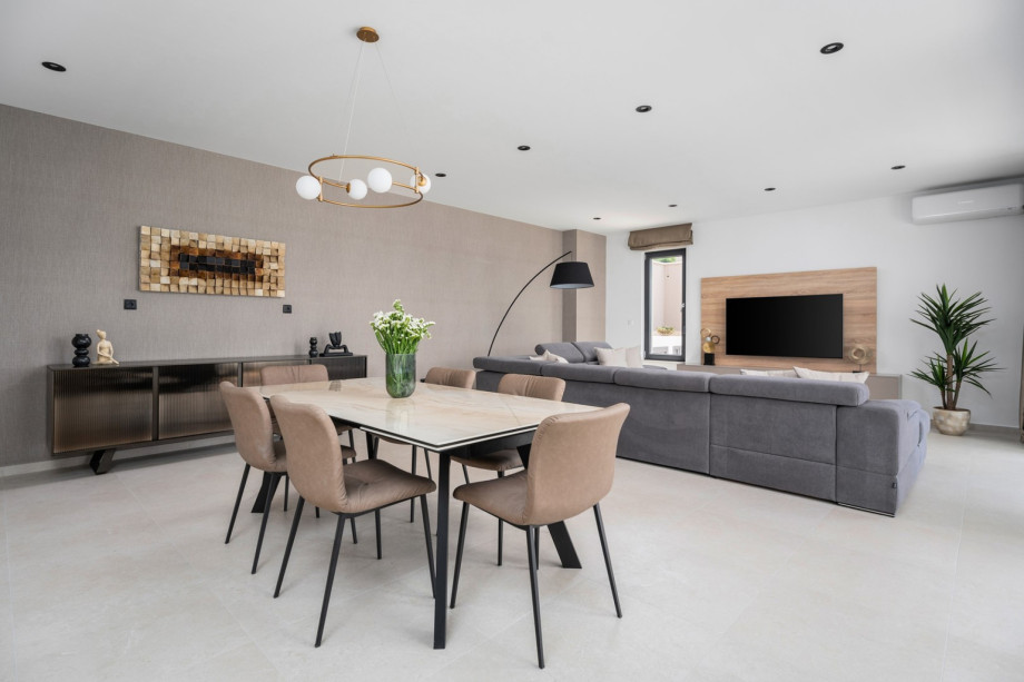 The living area and kitchen are very bright and very pleasant.