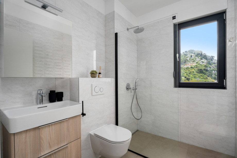 The family bathroom with a shower