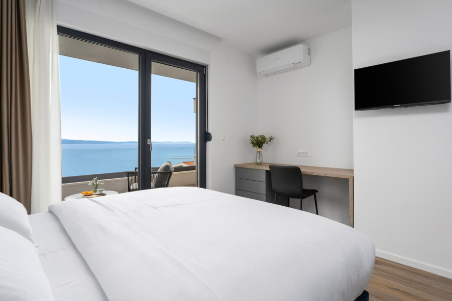 Bedroom with a 16 sqm balcony shared with bedroom NO2 with a table and 2 chairs.