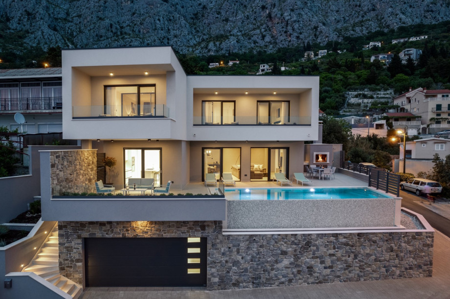 View toward Villa Una and natural environment.