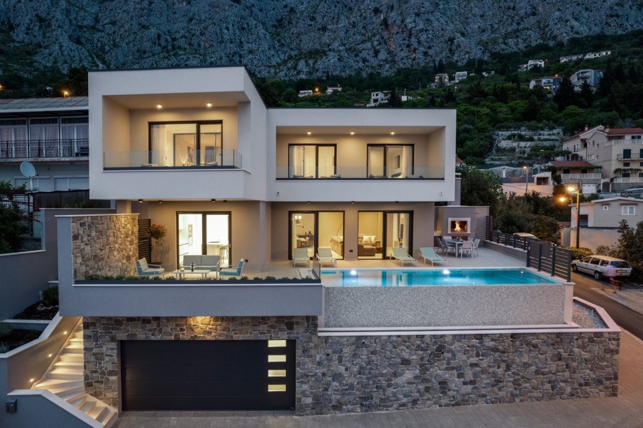 View toward Villa Una and natural environment.